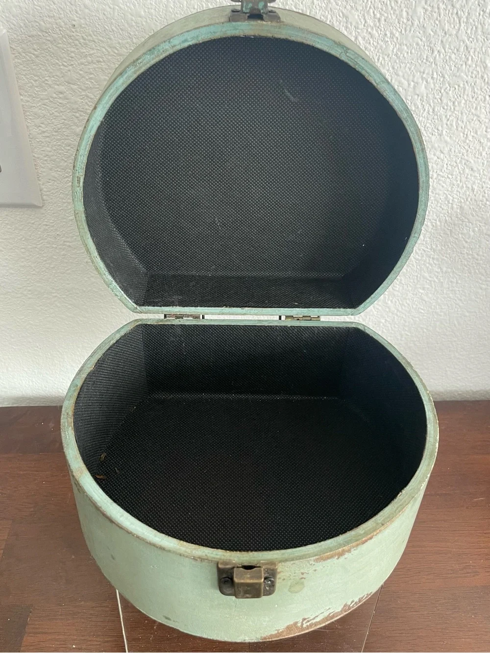 Vintage-Style Round Storage Box in Mint Green